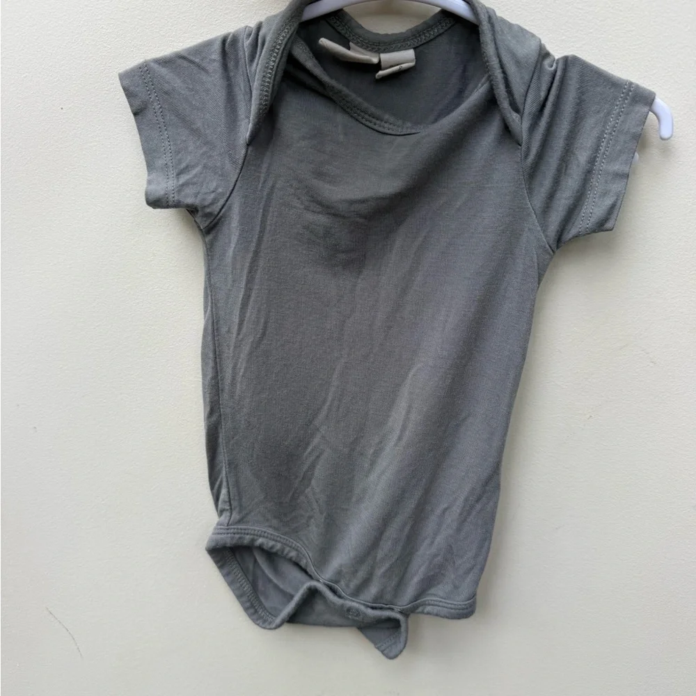 Kyte BABY Gray Short Sleeve Onesie‎